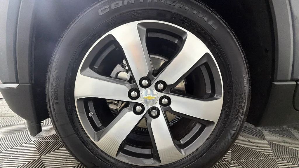 Used 2019 GRAPHITE METALLIC Chevrolet LT Leather image 39
