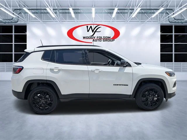 New 2026 Bright White Clear-Coat Exterior Paint Jeep Latitude image 2