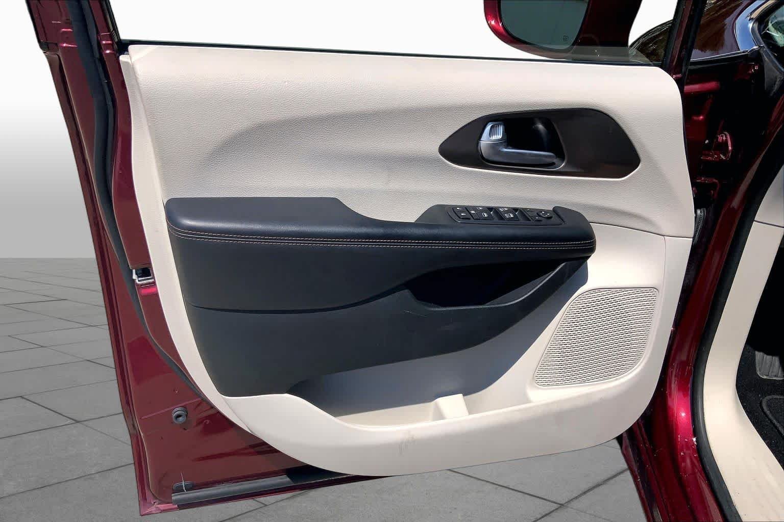 Used 2018 Velvet Red Pearl Coat Chrysler Touring Plus image 21