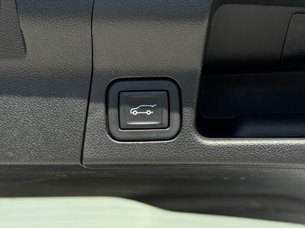Used 2023 White GMC Denali image 18