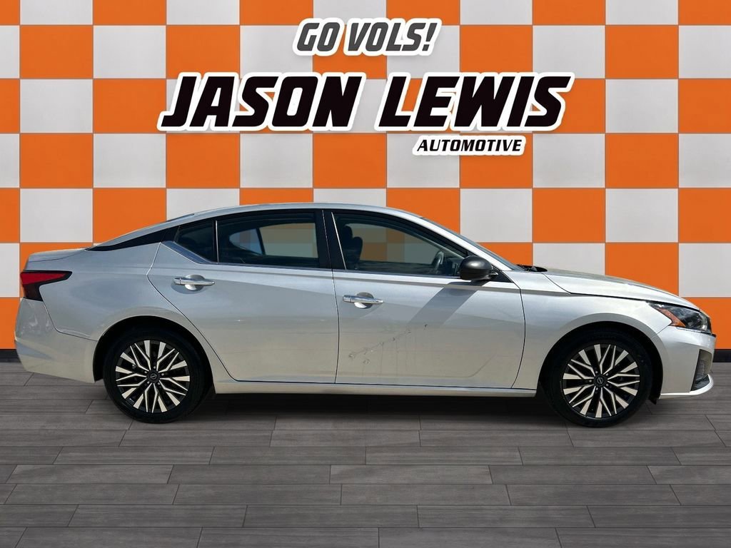 Used 2024 Brilliant Silve Nissan 2.5 SV image 3