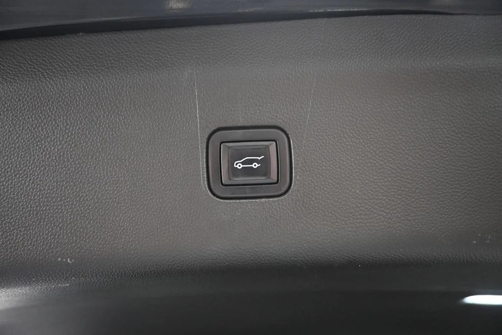 Used 2022 Black Buick Avenir image 12