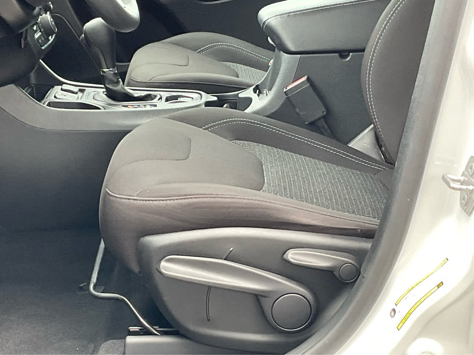 Used 2019 Bright White Clearcoat Jeep Latitude image 13
