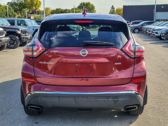 Used 2017 Red Nissan S image 5