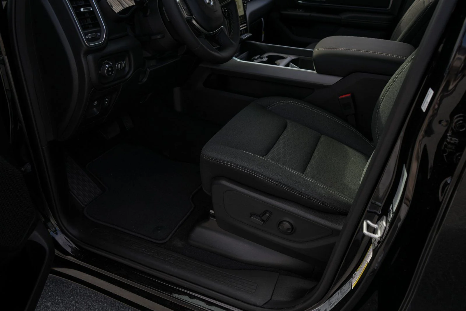 New 2026 Diamond Black Crystal Pearl-Coat Exterior Paint RAM Big Horn/Lone Star image 17