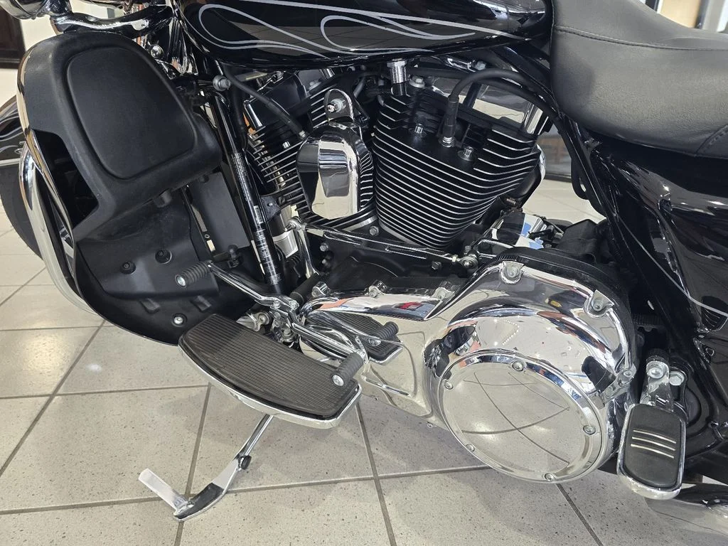 Used 2016 Crystal Black Pearl Harley-Davidson  image 12