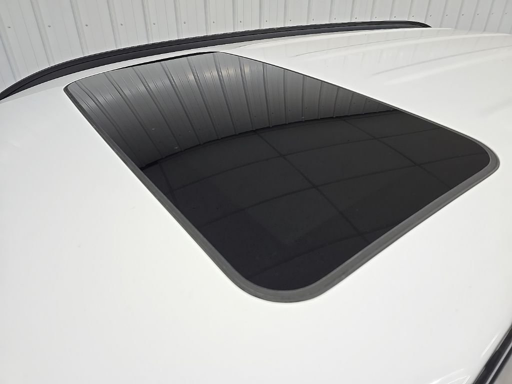 Used 2023 White Hyundai SEL image 13