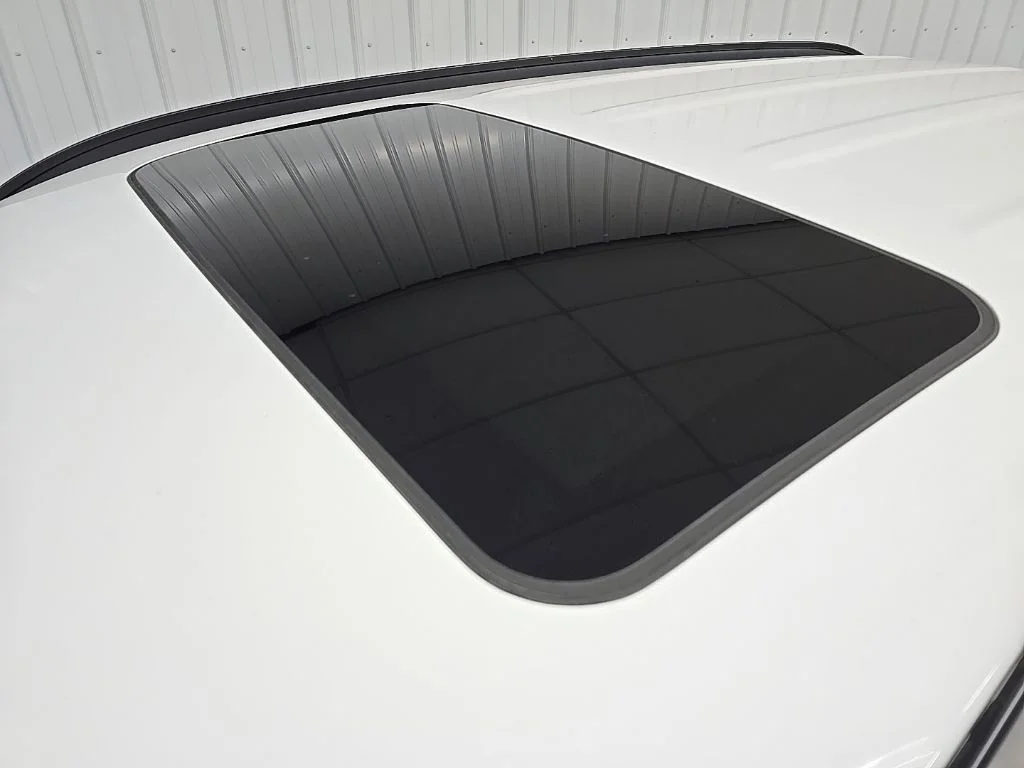 Used 2023 White Pearl Hyundai SEL image 13