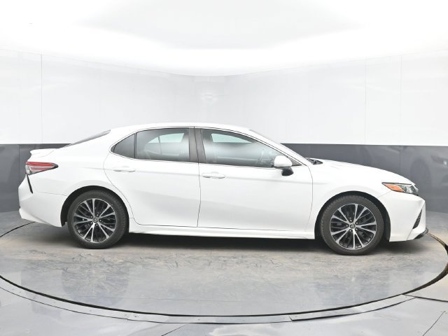 Used 2018 White Toyota SE image 10