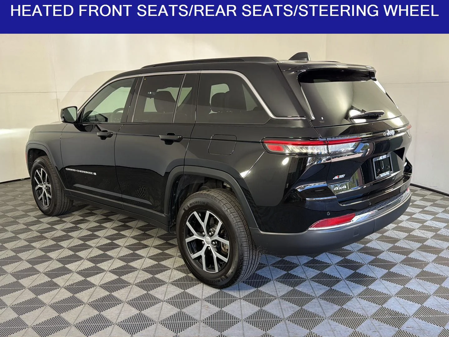 Used 2024 Diamond Black Crystal Pearlcoat Jeep Limited image 7