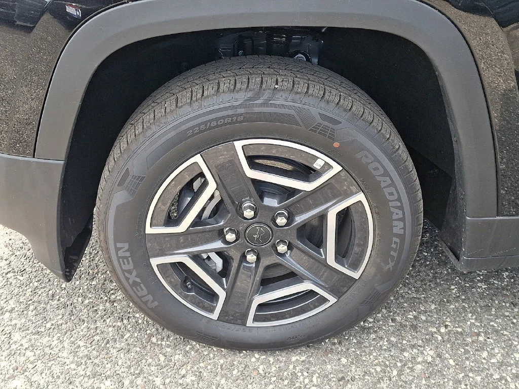 New 2026 Diamond Black Crystal Pearl-Coat Exterior Paint Jeep Laredo image 19
