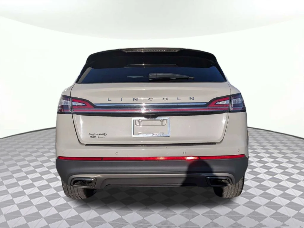 Used 2022 Pearl Metallic Lincoln Reserve image 4