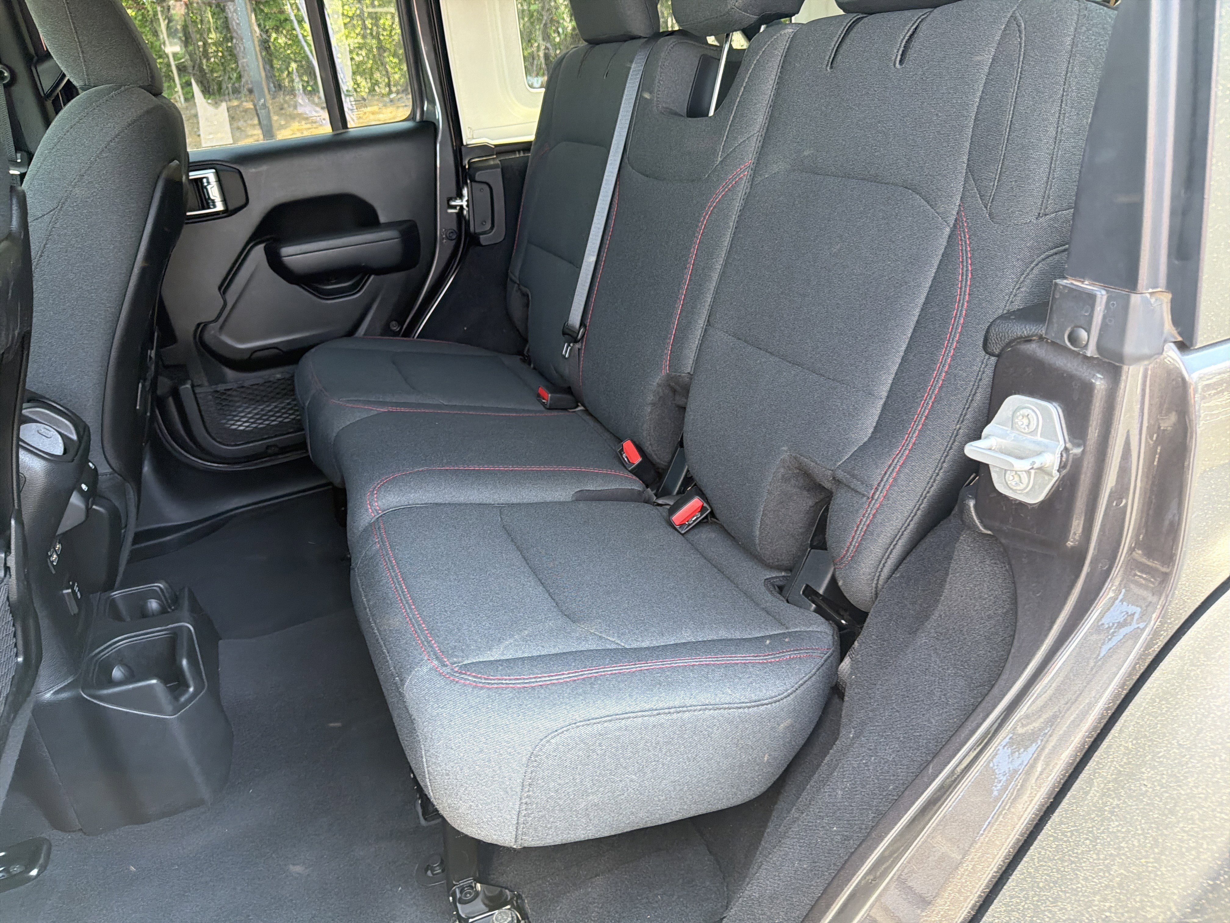 Used 2025 Granite Crystal Metallic Clearcoat Jeep Rubicon image 24