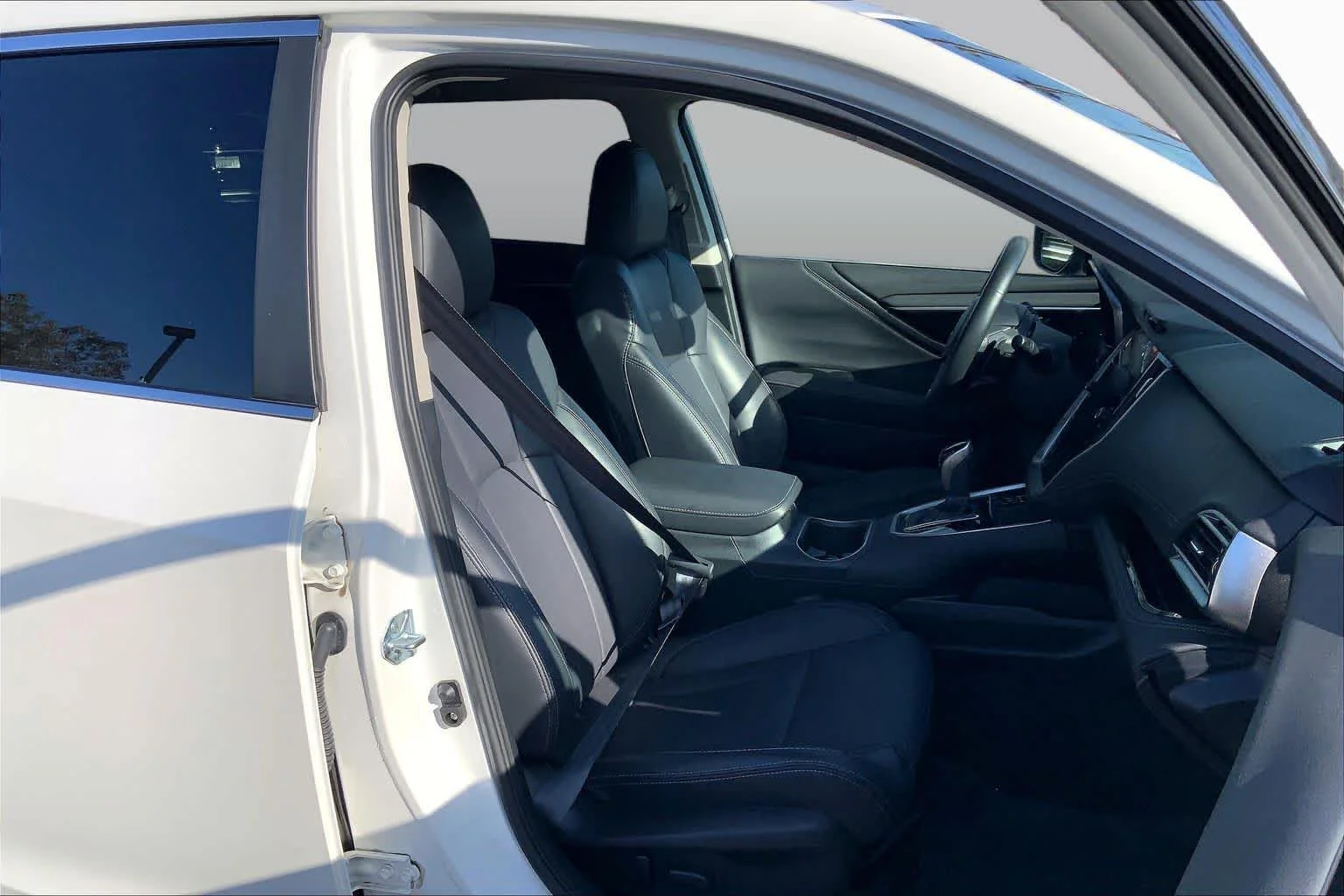 Used 2024 Crystal White Pearl Subaru Limited image 8