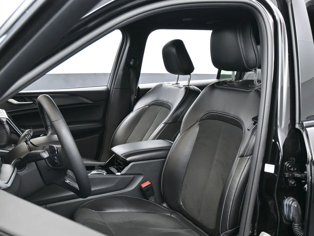 Used 2023 Diamond Black Crystal Pearlcoat Jeep Altitude image 9