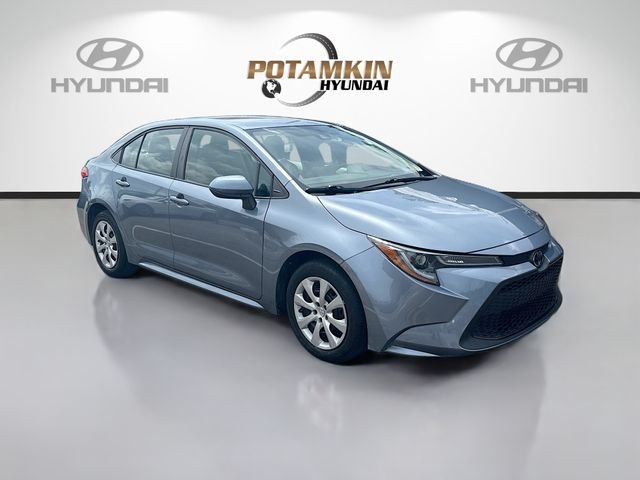 Used 2022  Toyota LE image 3