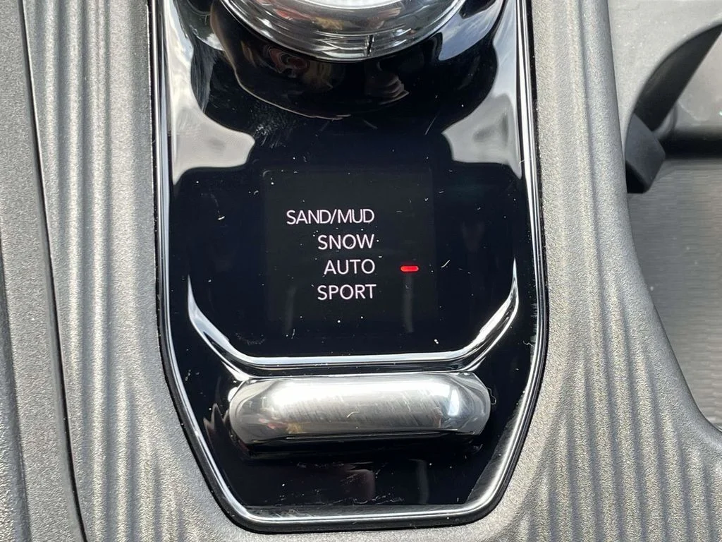 New 2026 Diamond Black Crystal Pearlcoat Jeep Laredo image 40