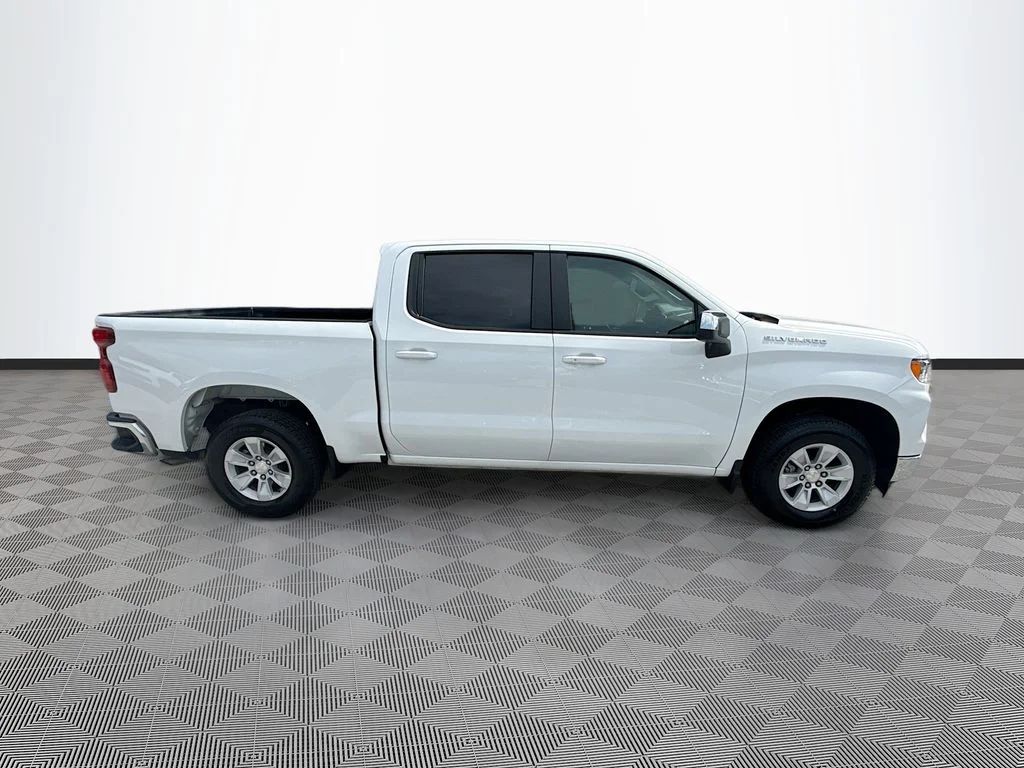 Used 2025 White Chevrolet LT image 9