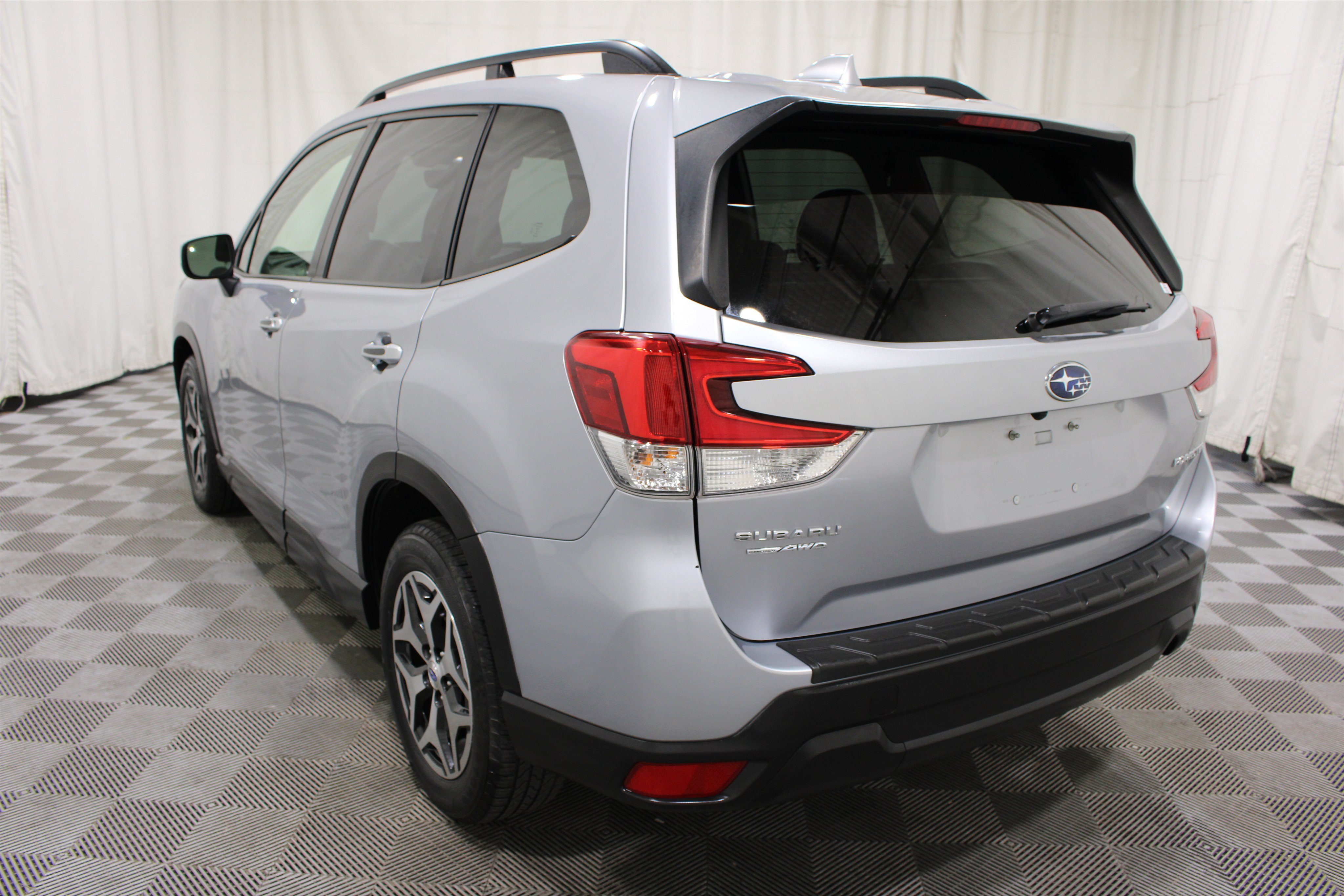 Used 2020 Ice Silver Metallic Subaru Premium image 32