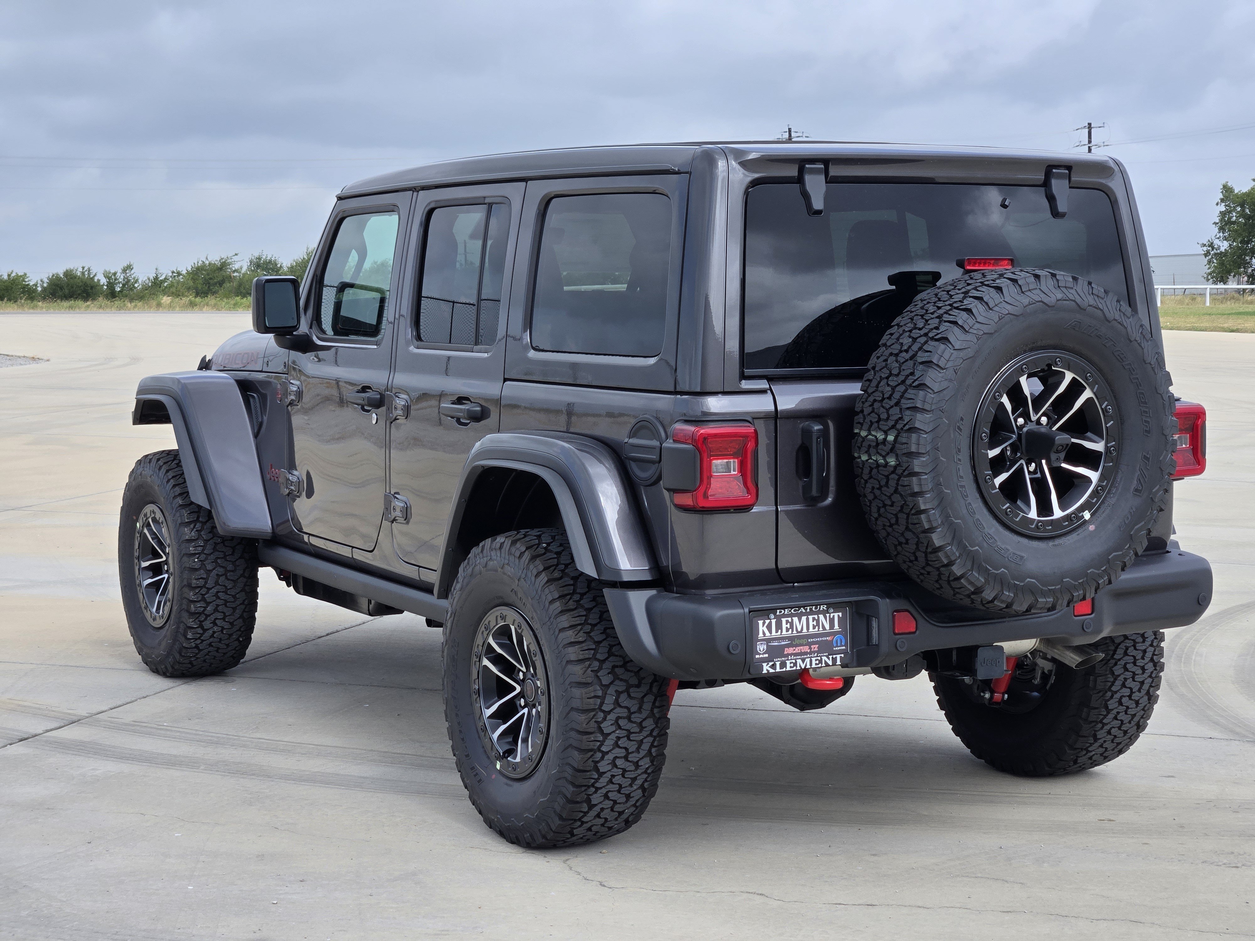 New 2026 Granite Crystal Metallic Clear-Coat Exterior Paint Jeep Rubicon X image 4