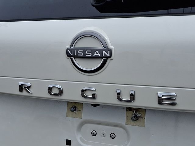 Used 2023 White Nissan Platinum image 30