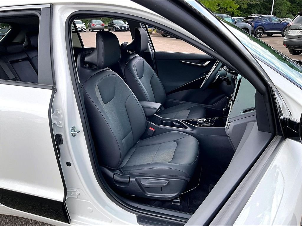 Used 2024 White Kia Wind image 11