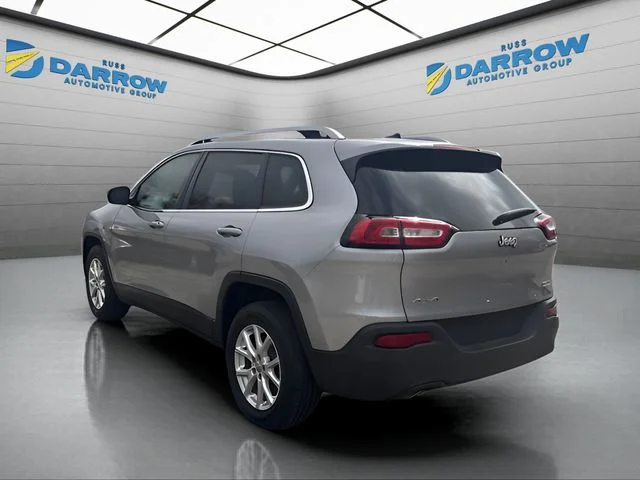 Used 2018 Silver Jeep Latitude image 3