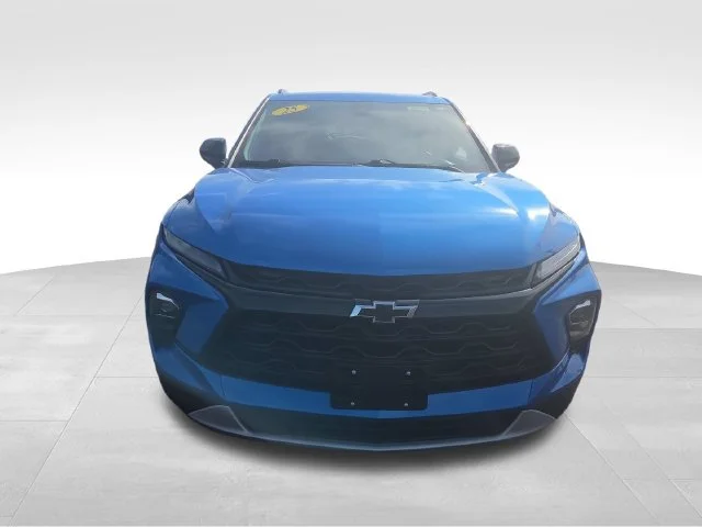 Used 2025 Riptide Blue Metallic Chevrolet 2LT image 9