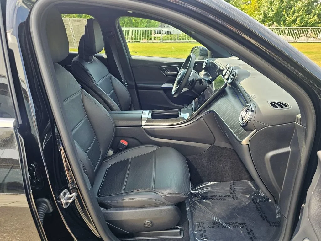 Used 2023  Mercedes-Benz GLC 300 image 11