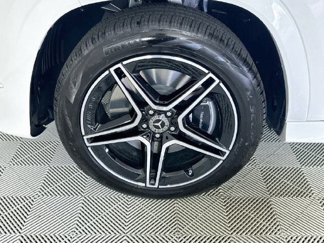 New 2027 White Mercedes-Benz GLS 450 image 31