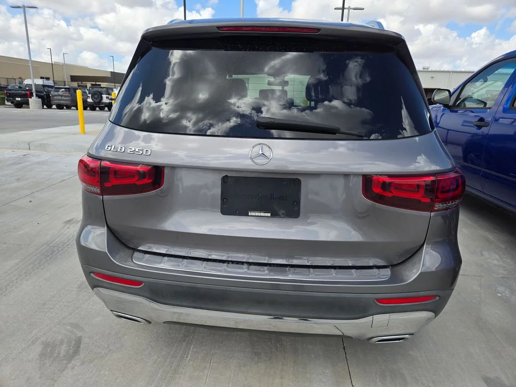 Used 2021  Mercedes-Benz GLB 250 image 3