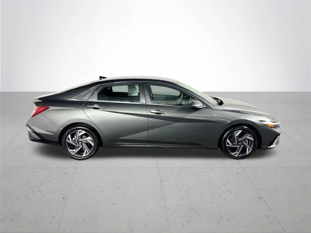 Used 2025 Gray Hyundai SEL Convenience image 5