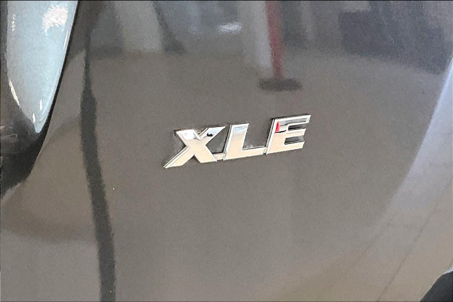 Used 2015 Magnetic Gray Metallic Toyota XLE image 9
