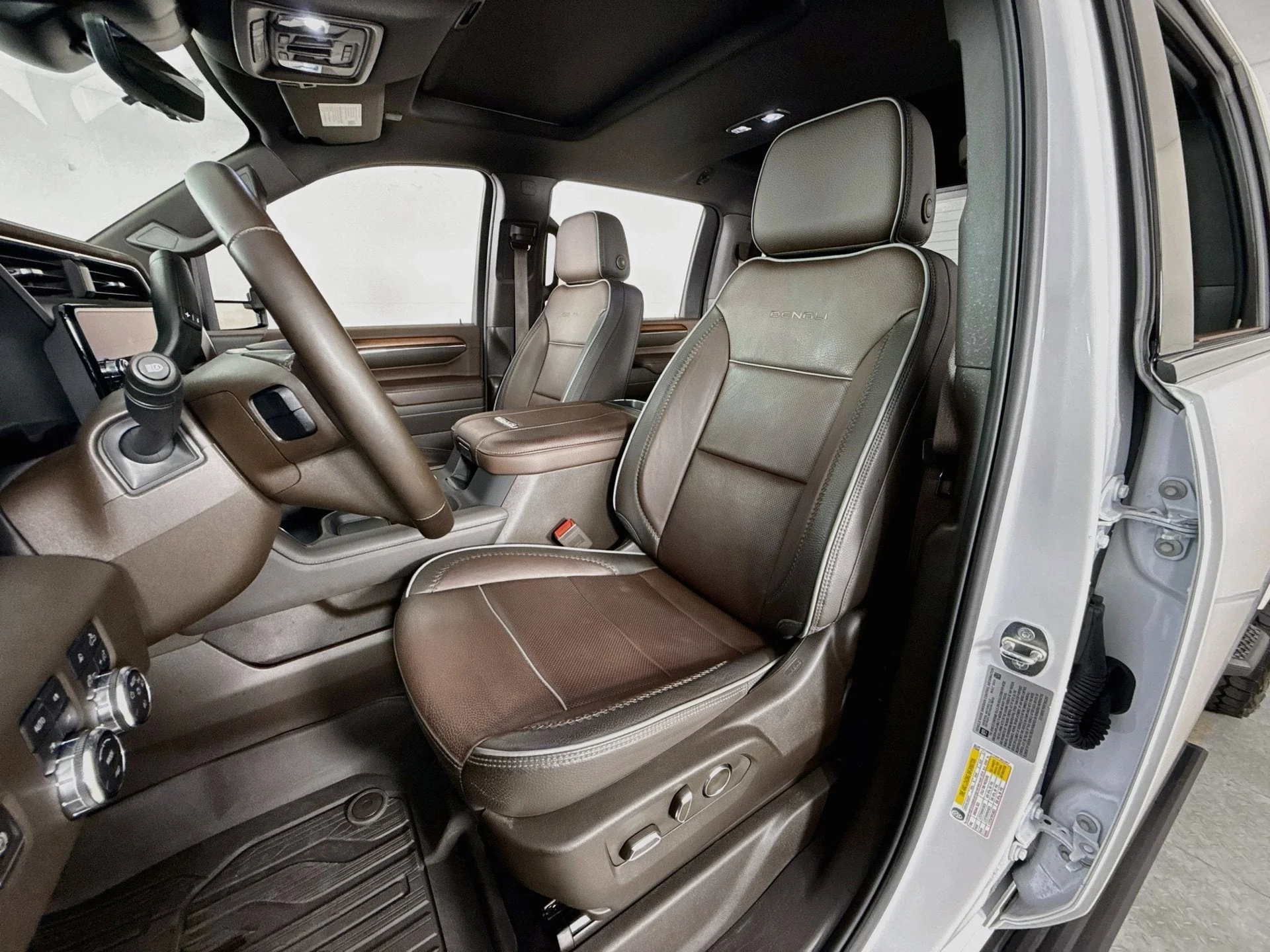 Used 2024 White Frost Tricoat GMC Denali image 9