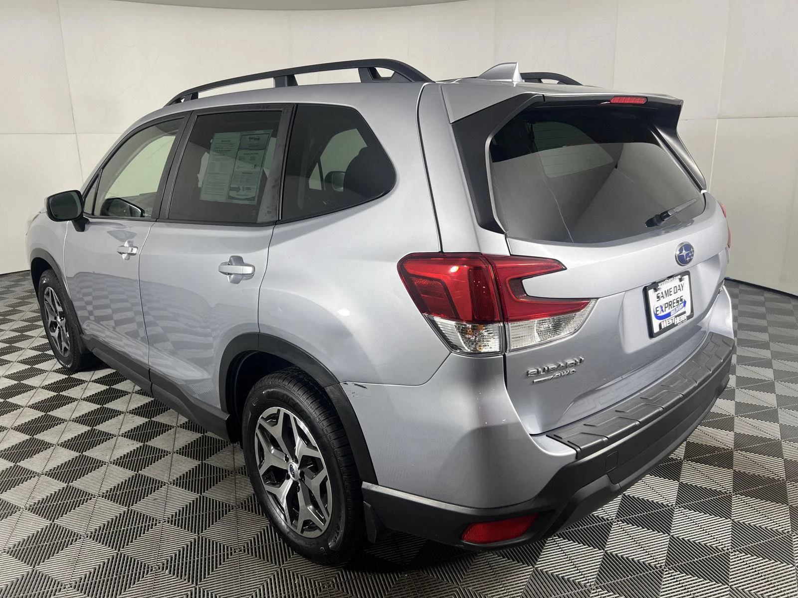 Used 2022 Ice Silver Metallic Subaru Premium image 5