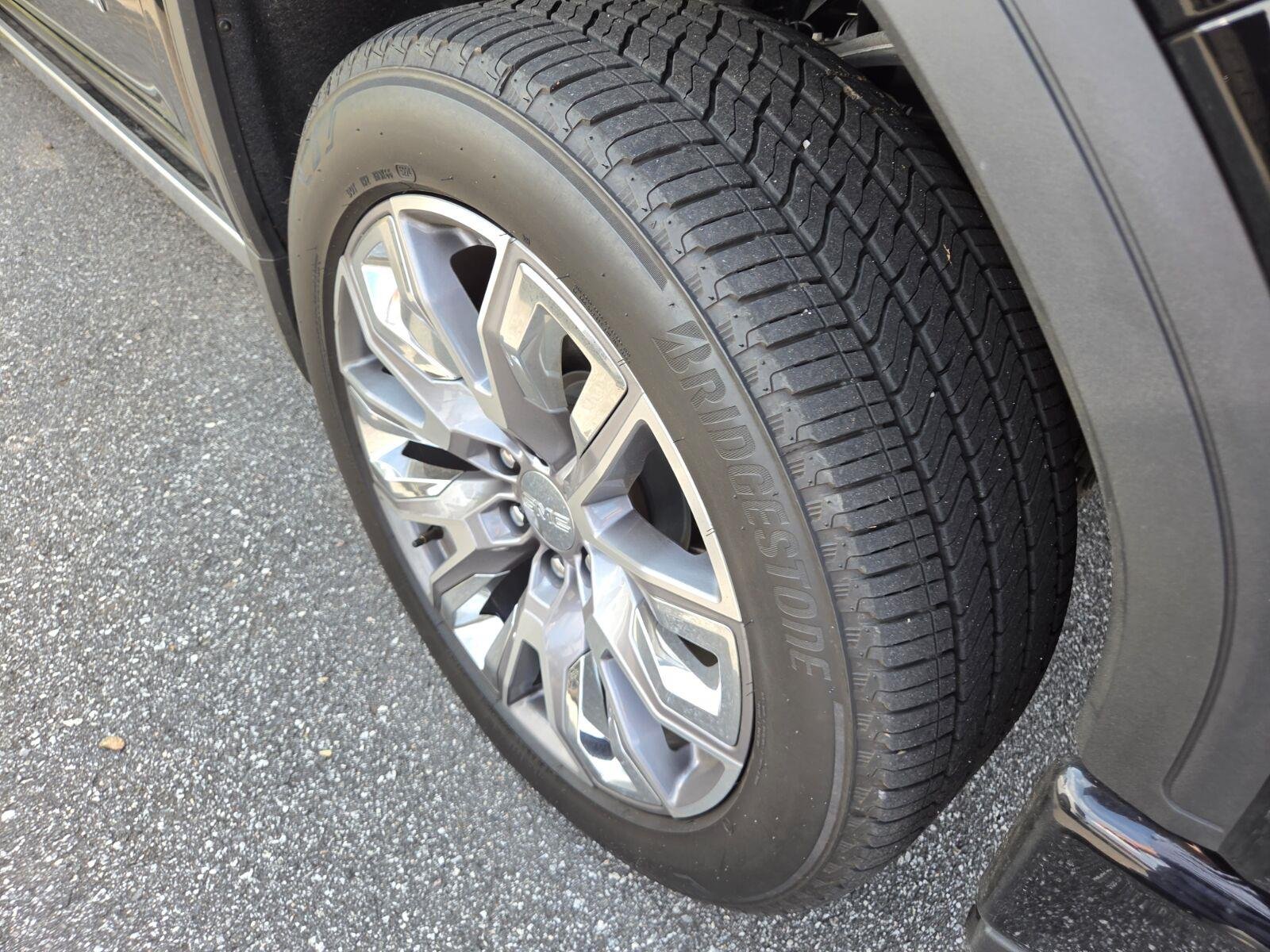 Used 2025 Onyx Black GMC Denali image 4