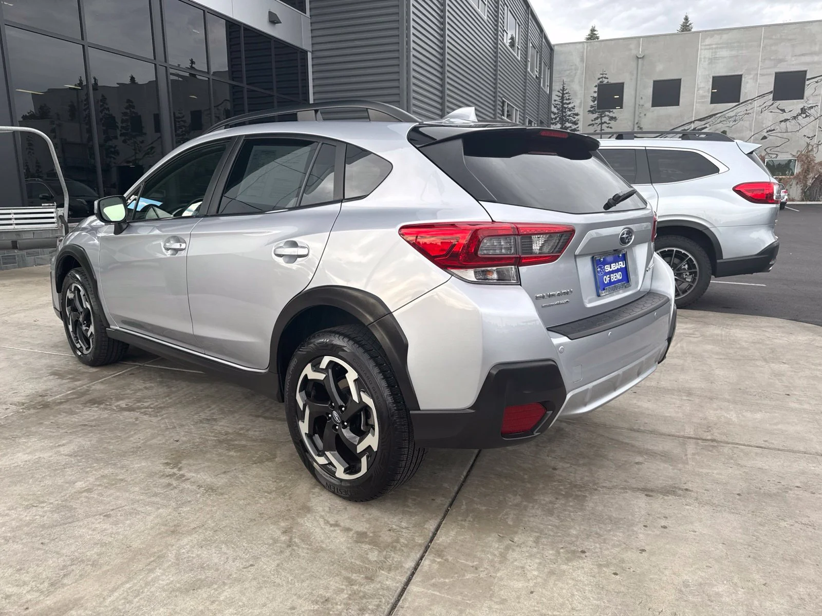 Used 2023 Ice Silver Metallic Subaru Limited image 3