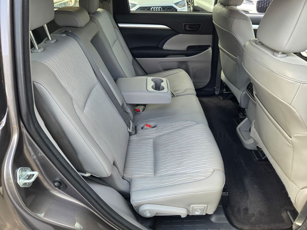 2015 Toyota Highlander LE Plus - Photo 17