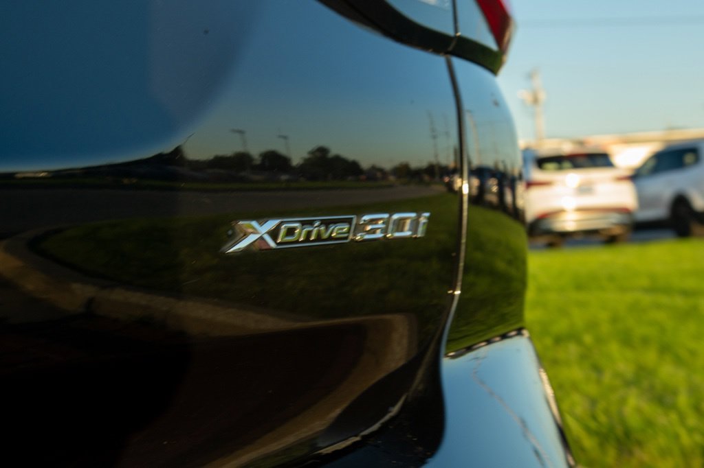 Used 2023 Black Sapphire Metallic BMW xDrive30i image 8