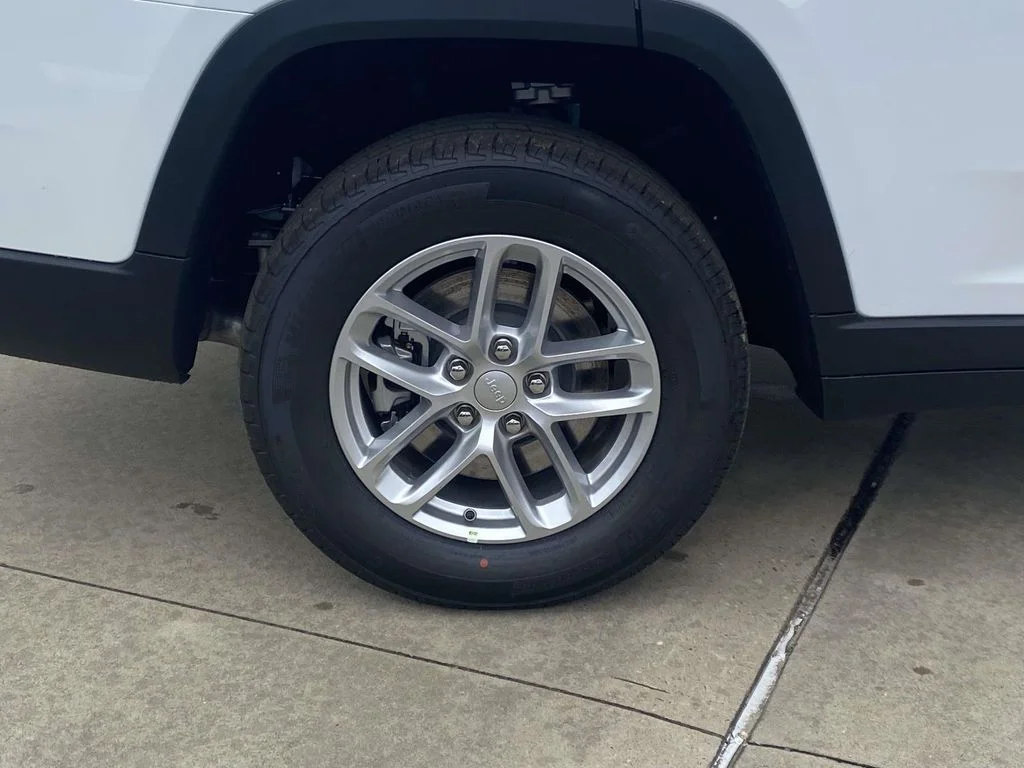 New 2026 Bright White Clear-Coat Exterior Paint Jeep Laredo X image 8