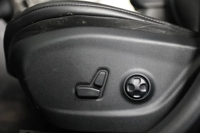 Used 2019 Black Jeep Latitude Plus image 18