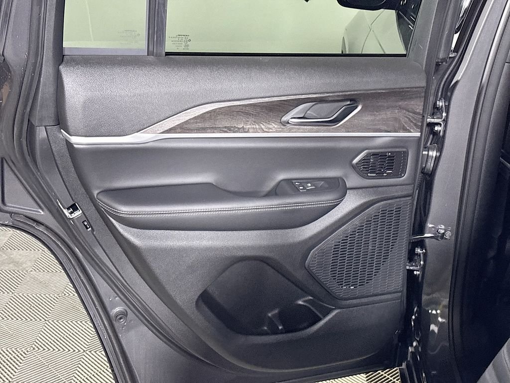 New 2026 Baltic Gray Metallic Clear-Coat Exterior Paint Jeep Limited image 19