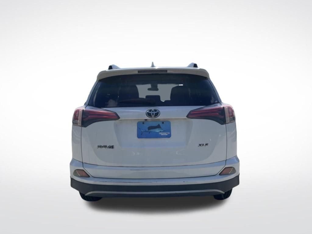 Used 2018 White Toyota XLE image 7