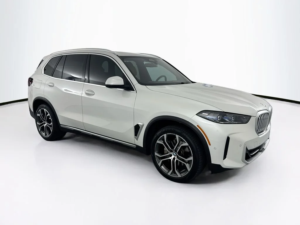Used 2025 White BMW sDrive40i image 3