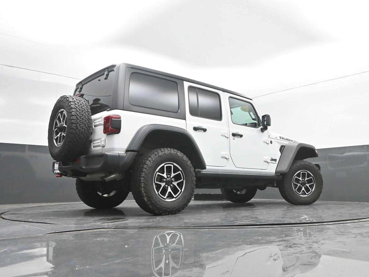 Used 2024 Bright White Jeep Rubicon image 31