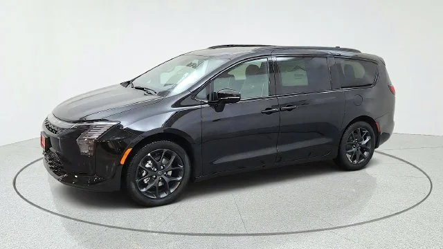 New 2027 Diamond Black Crystal Pearl-Coat Paint Chrysler Limited image 5