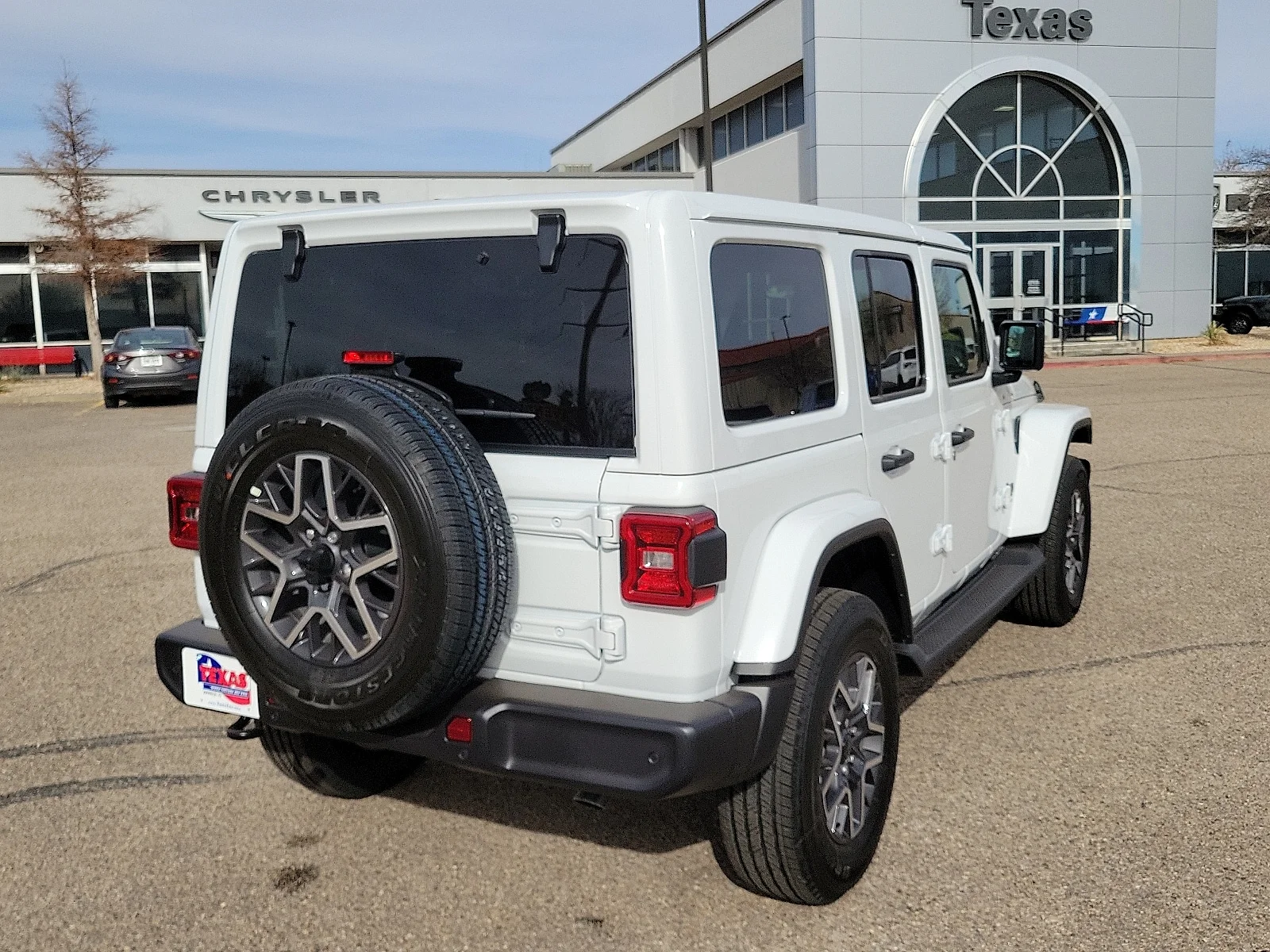 New 2026 PW7 Bright Whit Jeep 4-DOOR SAHARA image 4