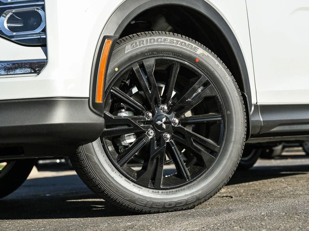 New 2026 White Diamond Mitsubishi LE image 6