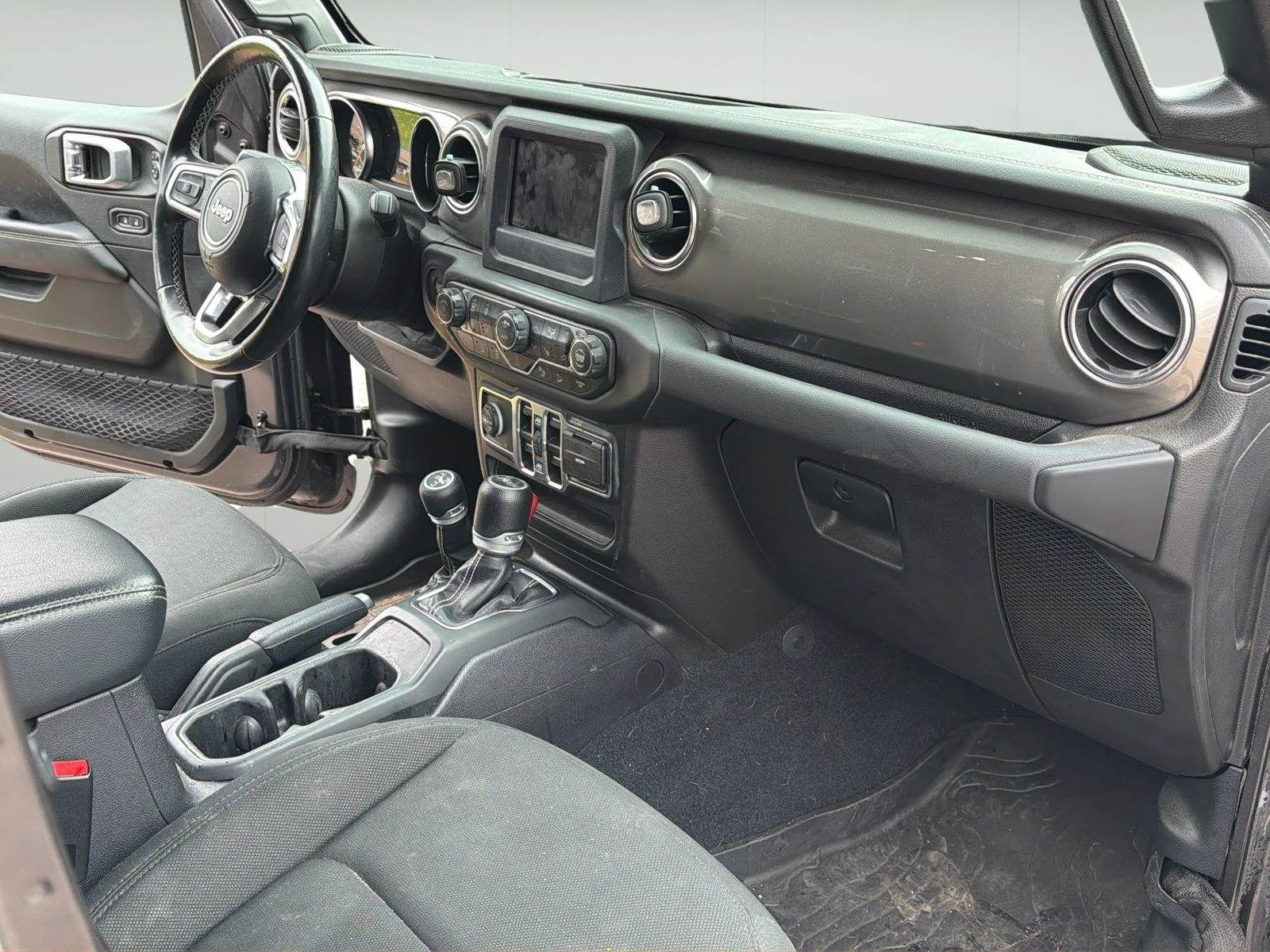 Used 2020 Granite Crystal Metallic Clearcoat Jeep Sahara image 13