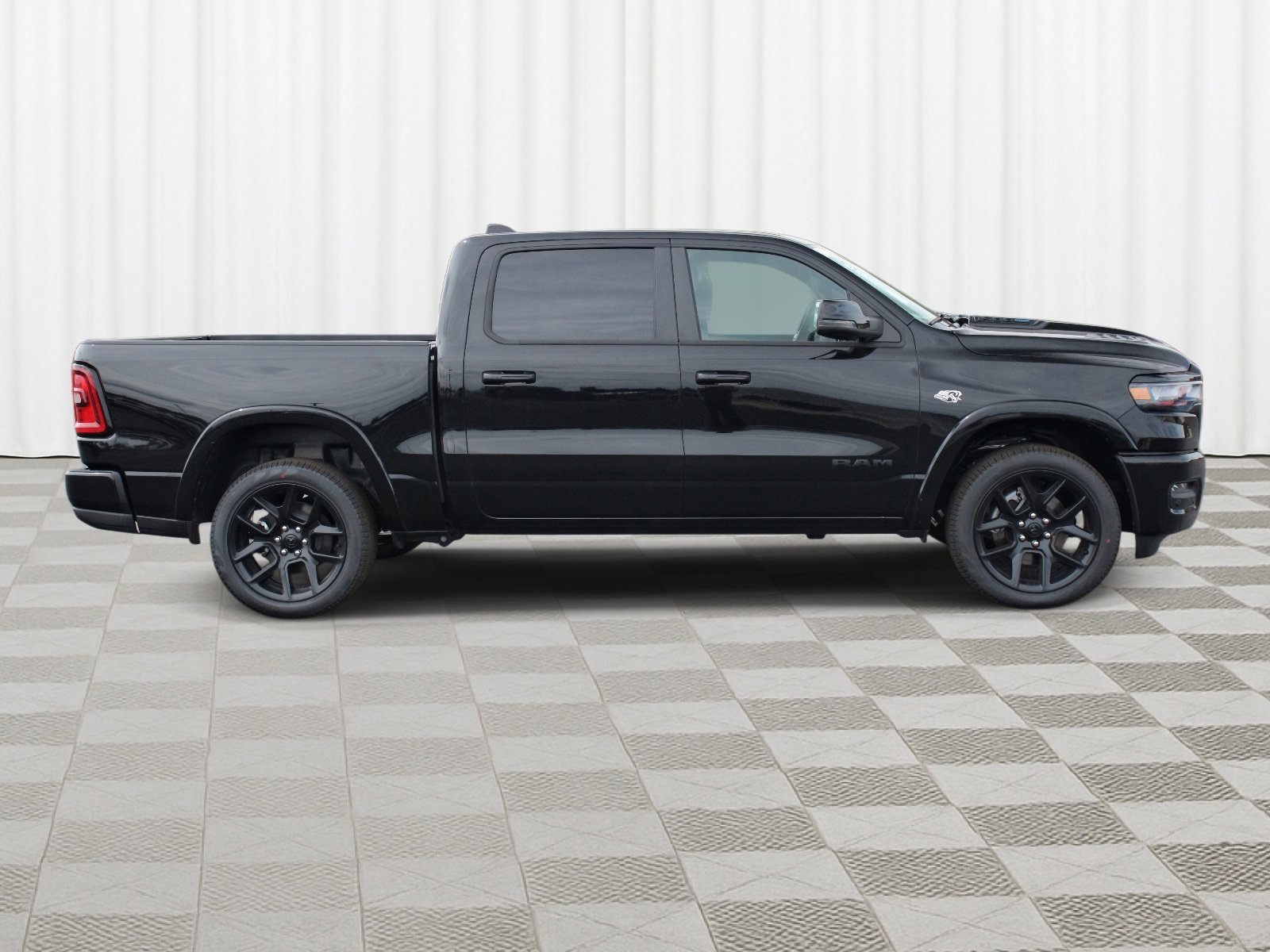 New 2026 Diamond Black Crystal Pearl-Coat Exterior Paint RAM Laramie image 33